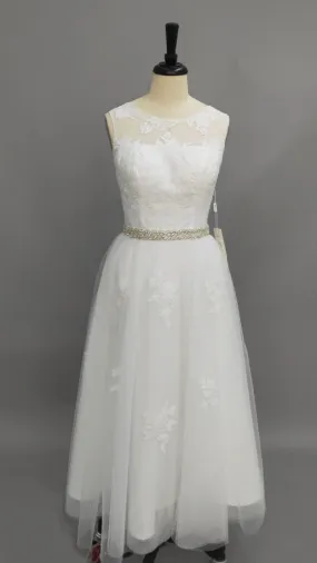 A-Line Tea-Length Appliqued Scoop Neck Sleeveless Tulle Wedding Dress