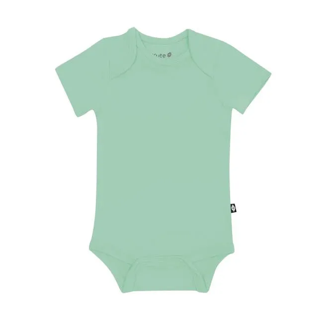 Kyte Baby Short Sleeve Bodysuit in Wasabi