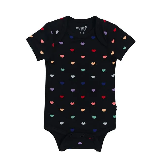 Kyte Baby Short Sleeve Printed Bodysuit in Midnight Rainbow Heart