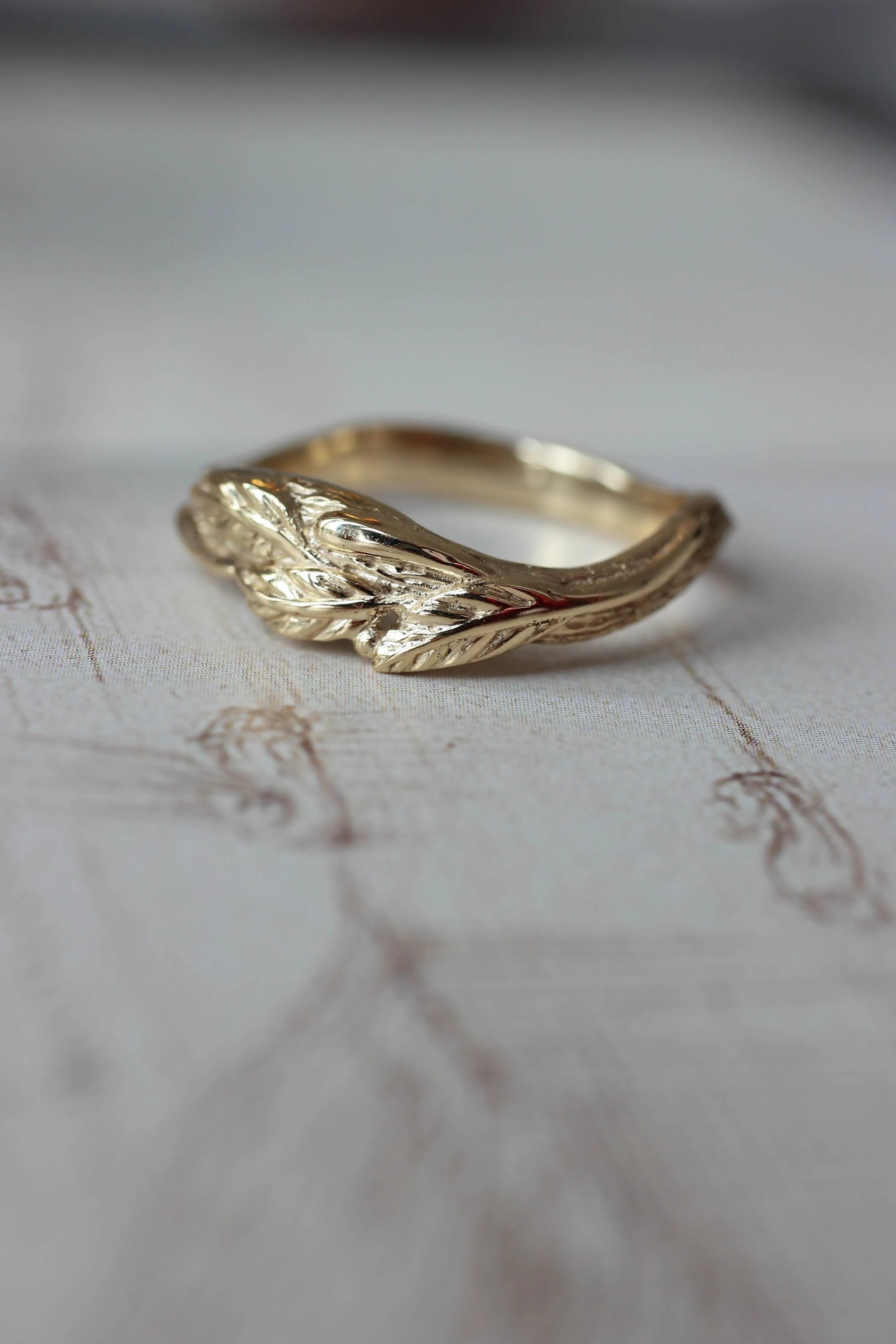 Tree branch wedding band for man, unisex gold ring