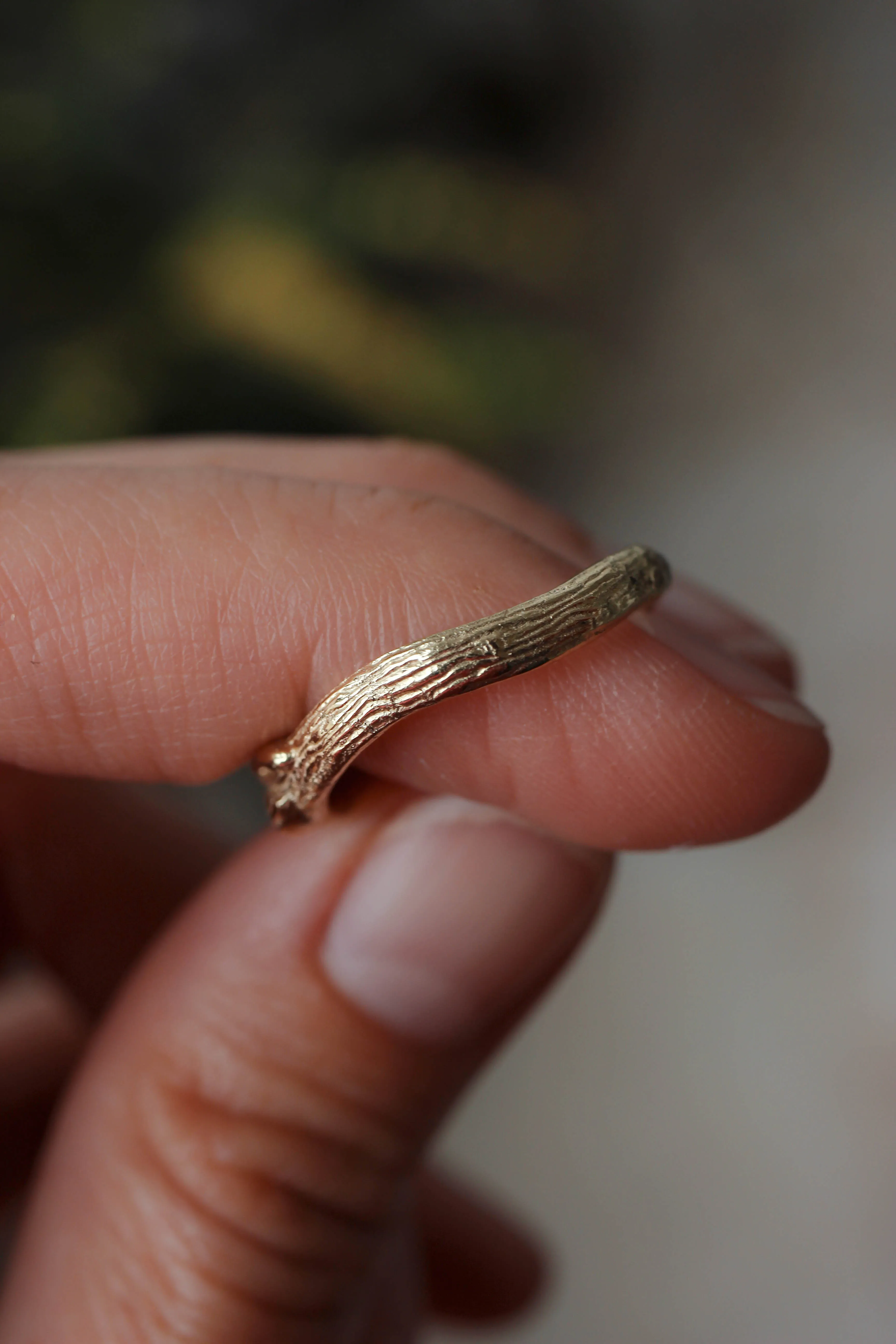 Tree branch wedding band for man, unisex gold ring